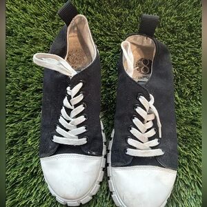 Black and White pre loved Sneakers size: 8